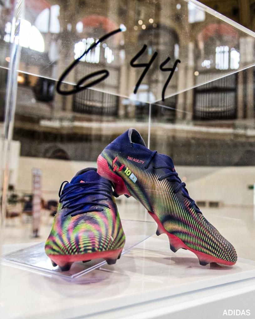 (عکس) کار جالب مسی با کفش‌هایش