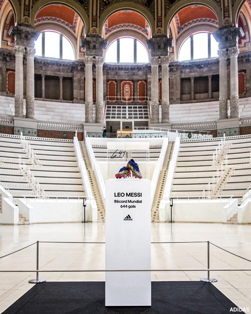 (عکس) کار جالب مسی با کفش‌هایش