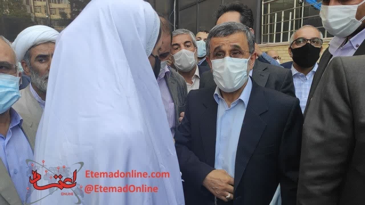 (تصویر) دختر سفیدپوش همراه احمدی‌نژاد که بود؟