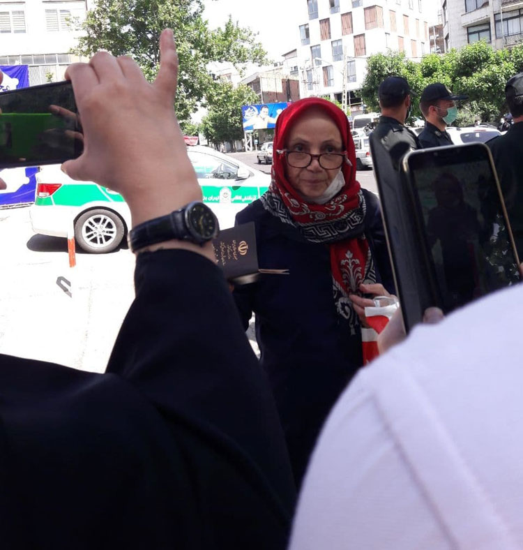 (تصاویر) احمدی‌نژاد جدید با کت قرمز آمد