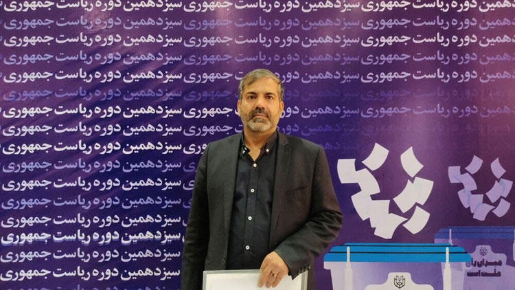 (تصاویر) احمدی‌نژاد جدید با کت قرمز آمد