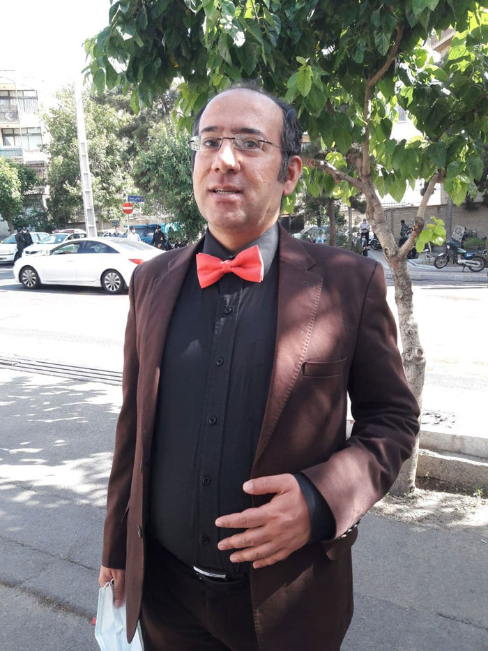 (تصاویر) احمدی‌نژاد جدید با کت قرمز آمد