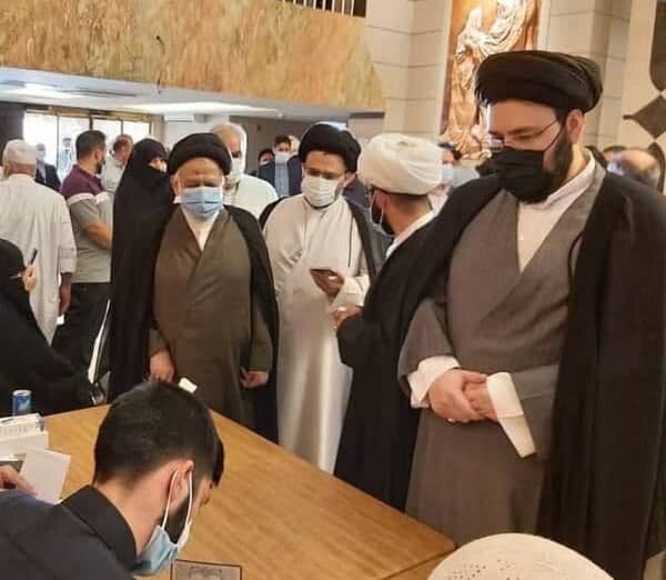 (عکس) سیدعلی خمینی در نجف رأی خود را به صندوق انداخت
