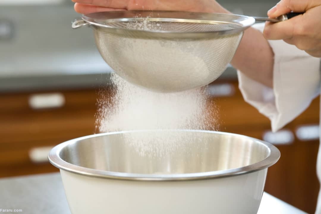 طرز تهیه کیک بستنی؛ طعم دلچسب کیک و بستنی الک کردن آرد