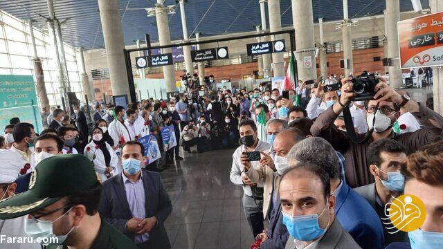 (عکس) استقبال جالب از طلایی کاروان ایران در المپیک؛ فروغی با لباس پرستاری آمد