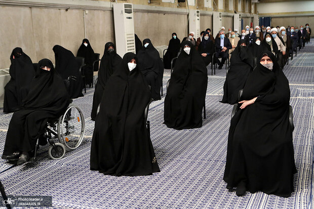 تصویری از دختران امام راحل در مراسم تنفیذ ابراهیم رئیسی