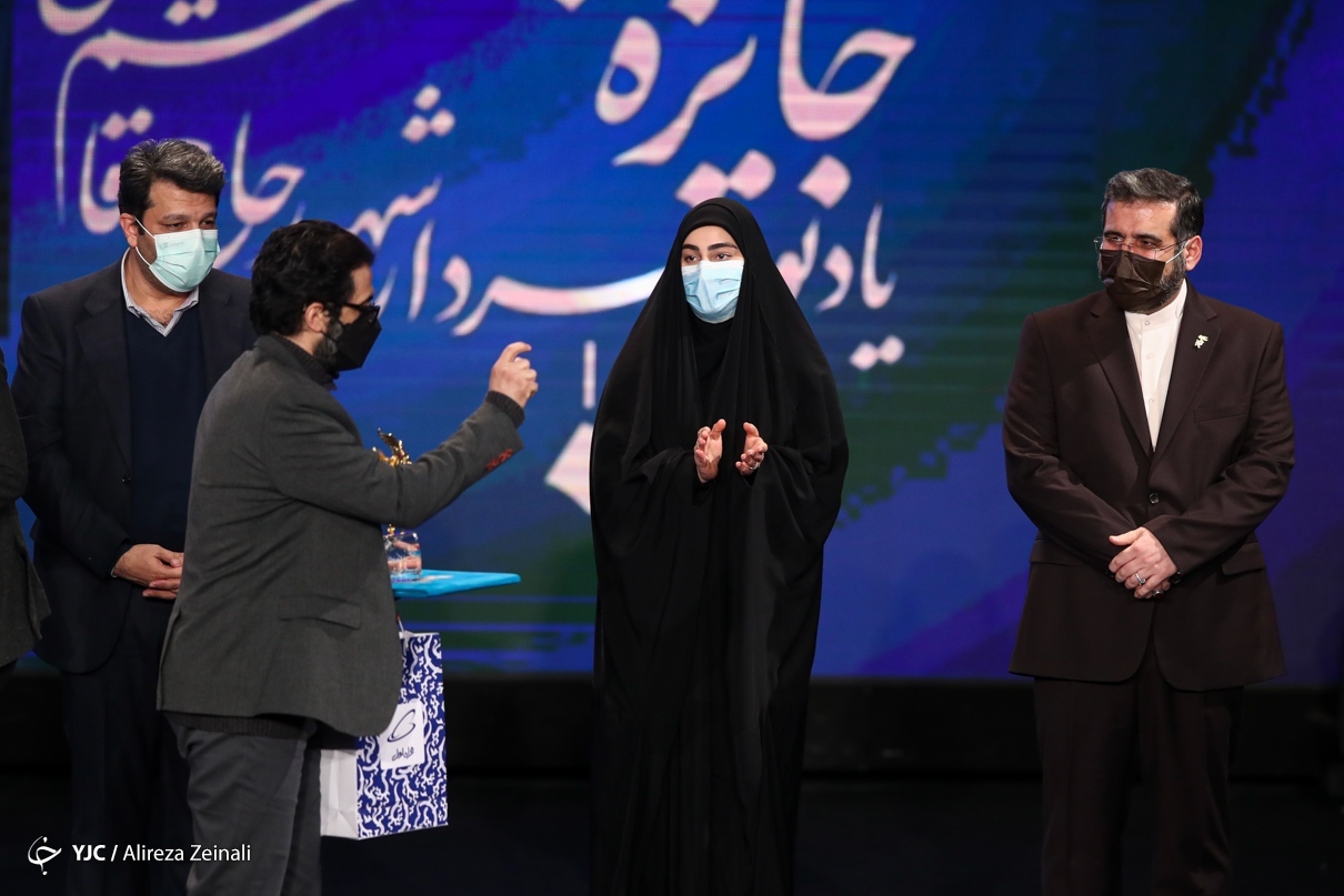 (تصاویر) دختر سردار سلیمانی در اختتامیه جشنواره فجر