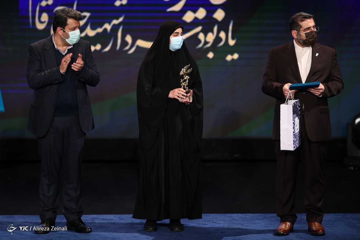 (تصاویر) دختر سردار سلیمانی در اختتامیه جشنواره فجر