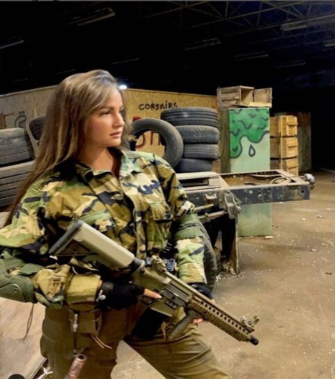 (عکس) مدل اوکراینی دست به تفنگ شد