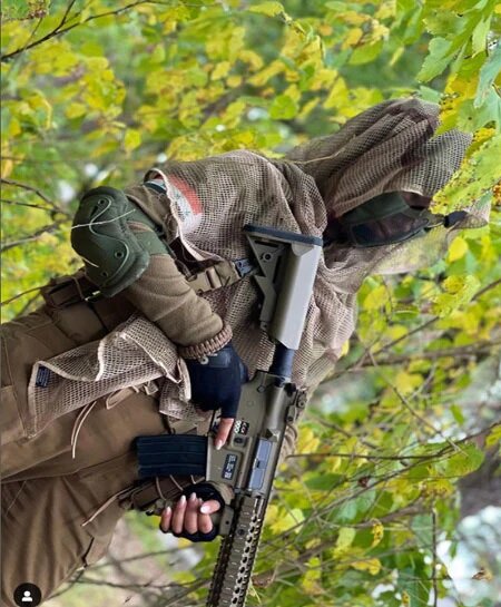 (عکس) مدل اوکراینی دست به تفنگ شد