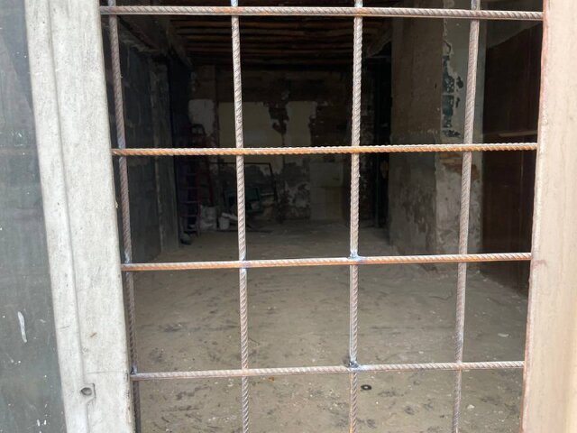 داخل مغازه‌ای که قرار است انبار رستوران معروف در جنب ساختمان کفش ملی شود نسبت به سایر مغازه‌های این ساختمان این مغازه وضعیت بهتری دارد و انگار آن را تمیز کرده‌اند 