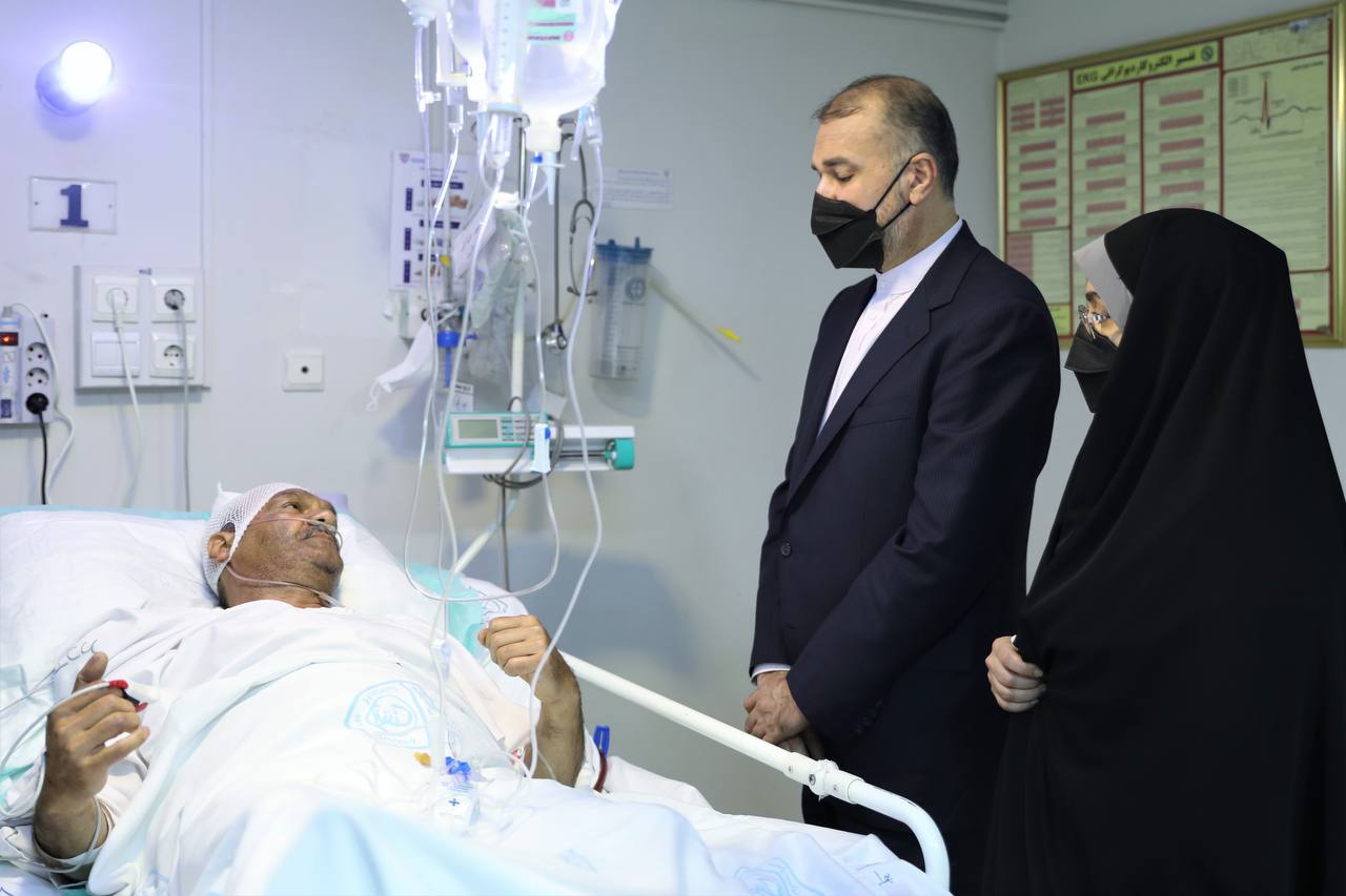 (تصاویر) عیادت امیرعبداللهیان از مصدومان تصادف خودروی تشریفات