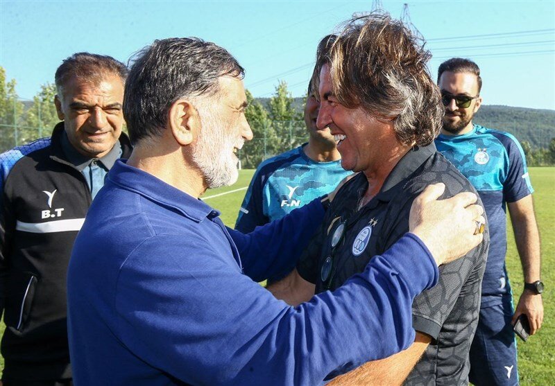 (عکس) آجورلو با لباس آبی در اردوی استقلال