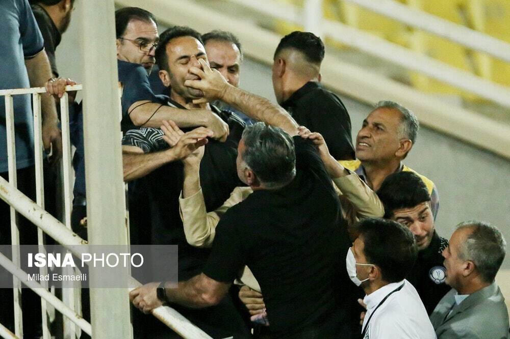 (تصویر) ضرب و شتم مربی استقلال خوزستان توسط محمود فکری!