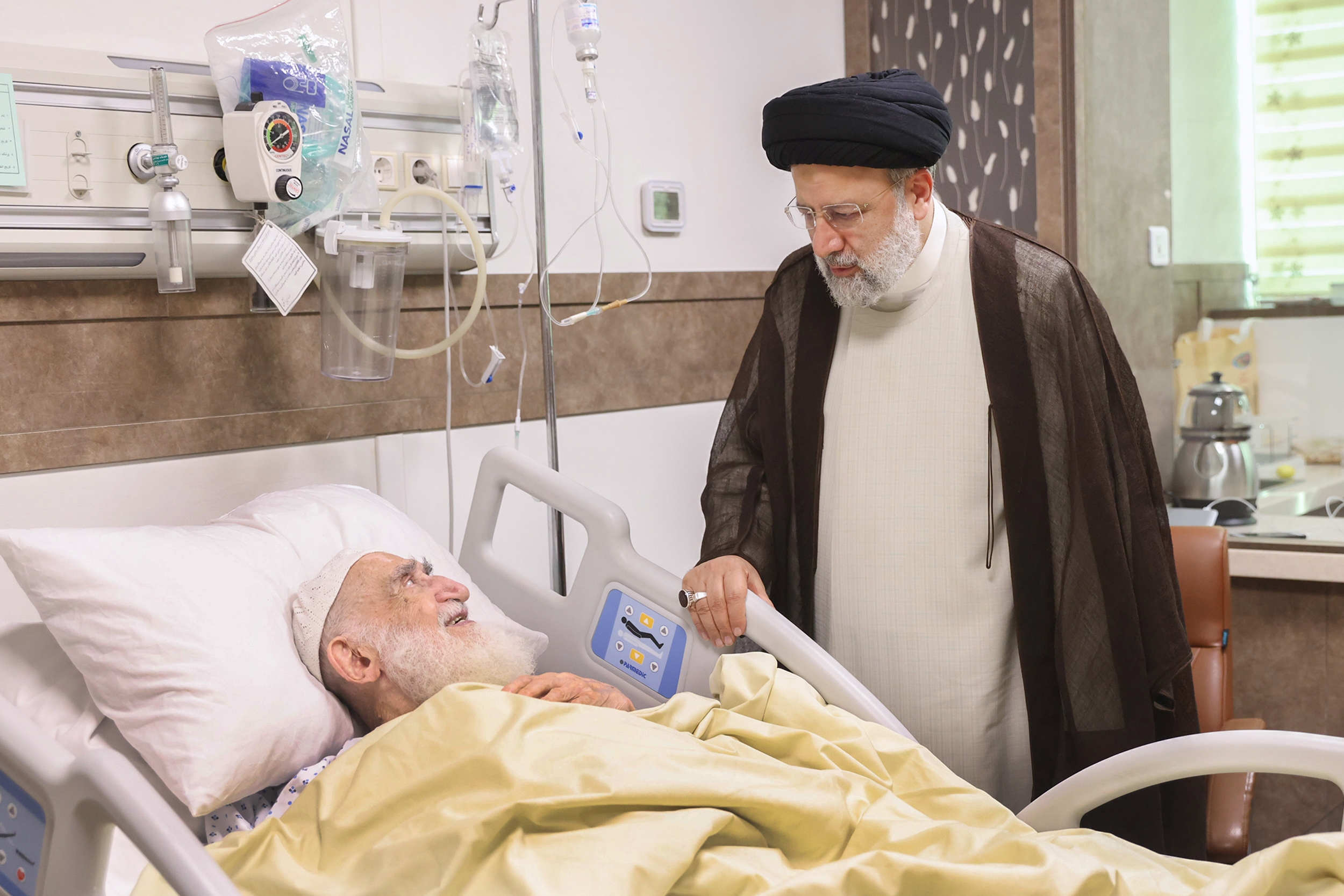 (تصاویر) عیادت رئیسی از آیت‌الله نوری همدانی
