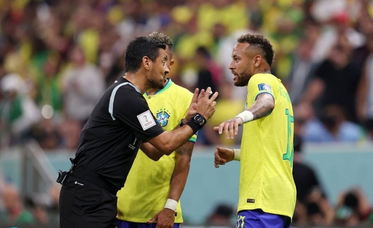 (تصویر) علیرضا فغانی و تیم داوری ایرانی در بازی برزیل و صربستان