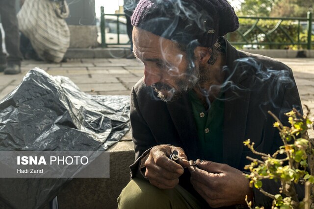 (تصاویر) وضعیت عجیب یک محله در شرق تهران؛ بازار هروئین و قمار!