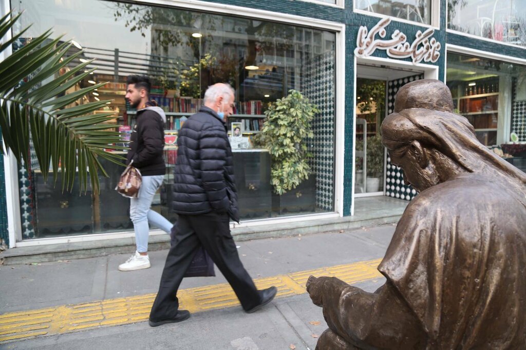 با مفاخر ایران در قلب تهران عکس یادگاری بگیرید