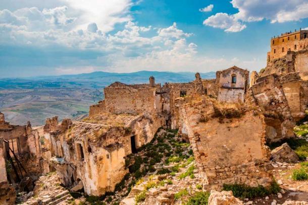 ۱۴ عکس خیره کننده از شهر‌هایی که توسطِ ارواح تسخیر شدند