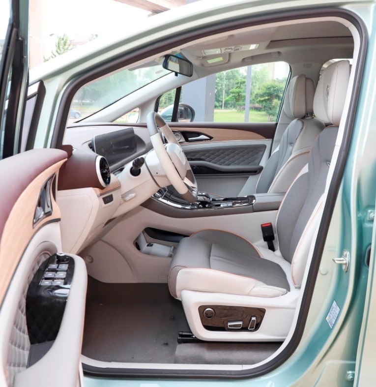 سوبا M4 یک ۷ نفره لوکس، محصولی از خودروسازی فردا موتورز