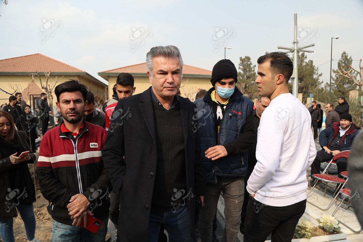 (عکس) مراسم دومین سالگرد مهرداد میناوند در بهشت زهرا برگزار شد