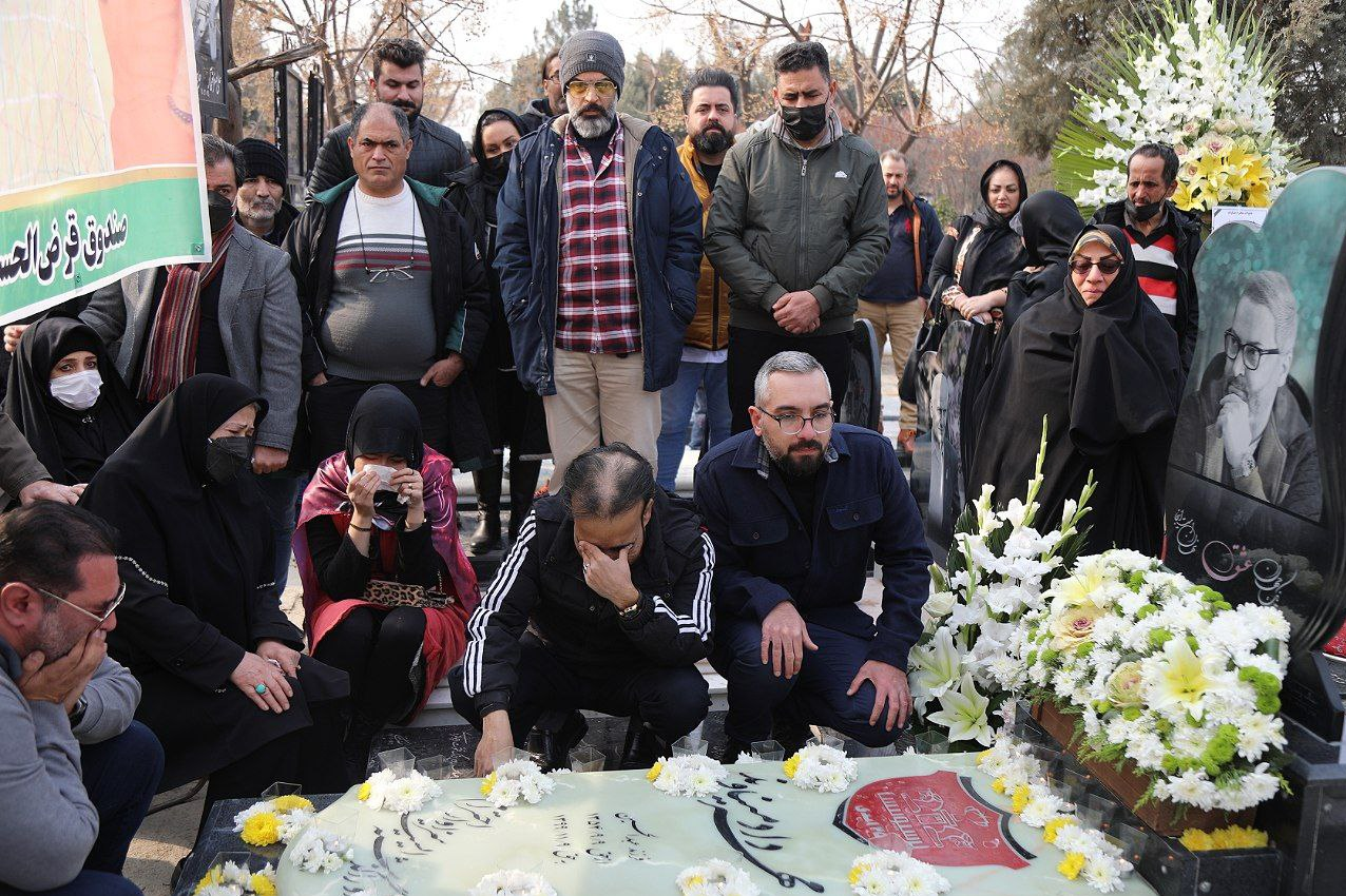 (عکس) مراسم دومین سالگرد مهرداد میناوند در بهشت زهرا برگزار شد