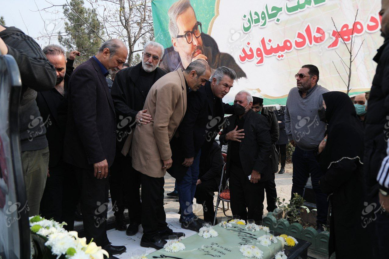 (عکس) مراسم دومین سالگرد مهرداد میناوند در بهشت زهرا برگزار شد