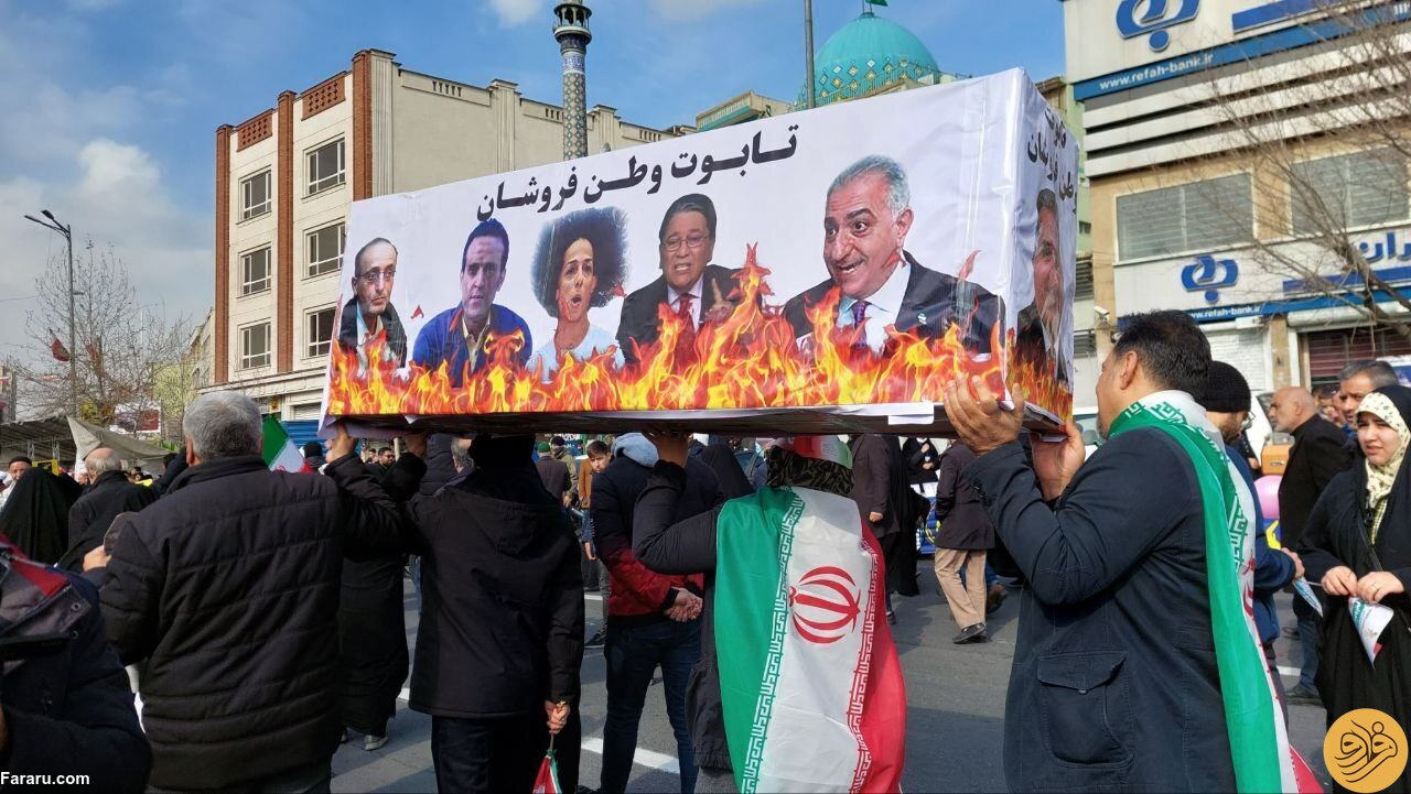 (تصویر) عجیب‌ترین عکس راهپیمایی ۲۲ بهمن؛ تابوت علی کریمی