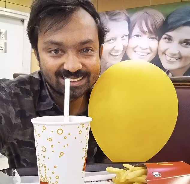 ماجرای عجیب مرد هندی که با بادکنک‌هایش ازدواج کرد