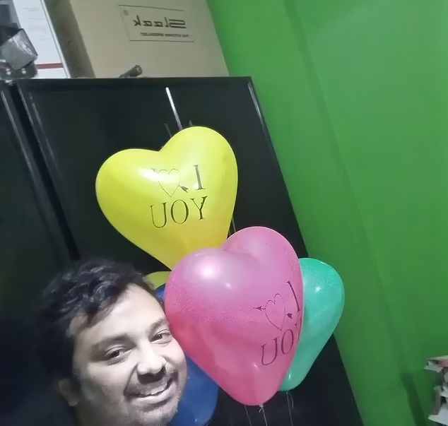 ماجرای عجیب مرد هندی که با بادکنک‌هایش ازدواج کرد