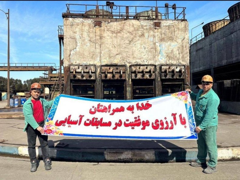 (عکس) نکونام و شاگردانش درجمع کارگران فولاد