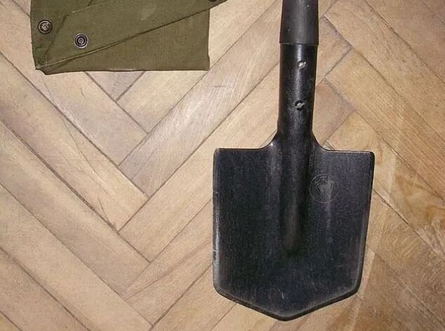 (عکس) کار سربازان روسی به جنگ با بیل رسید!