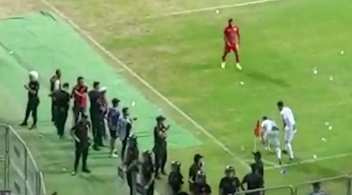 استقبال از بازیکنان با ترقه و چاقو در فوتبال ترکیه!