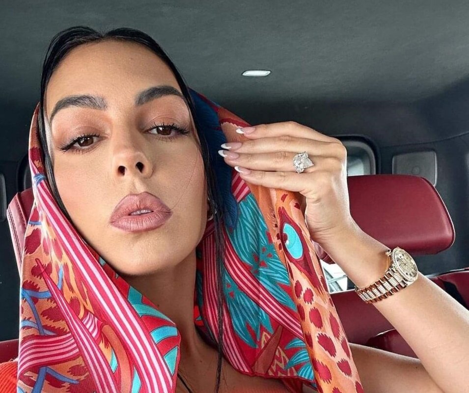 (عکس) حجاب عجیب جورجینا با روسری