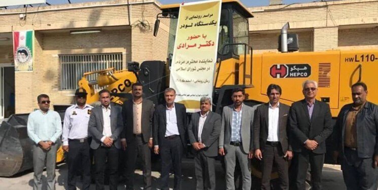 (تصویر) جنجال تصویر یک نماینده مجلس با لودر؛ بنری که حاشیه ساز شد
