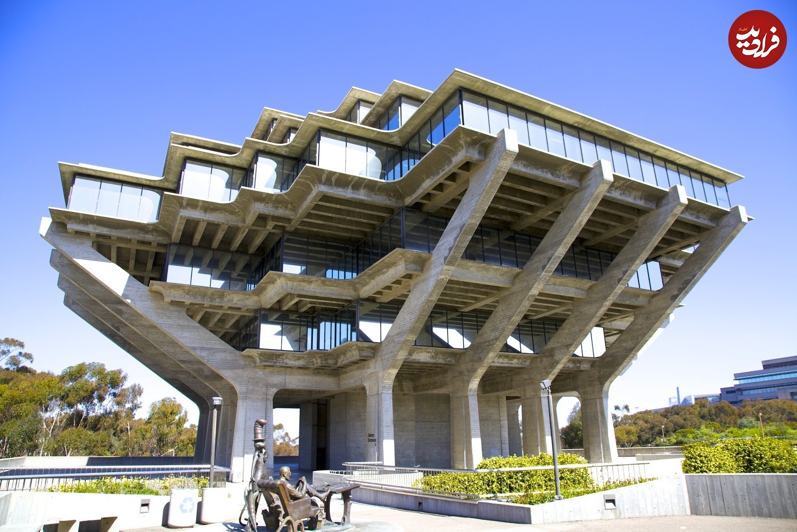 تصاویر خانه‌هایی که با معماری وحشیانه ساخته شده‌اند//