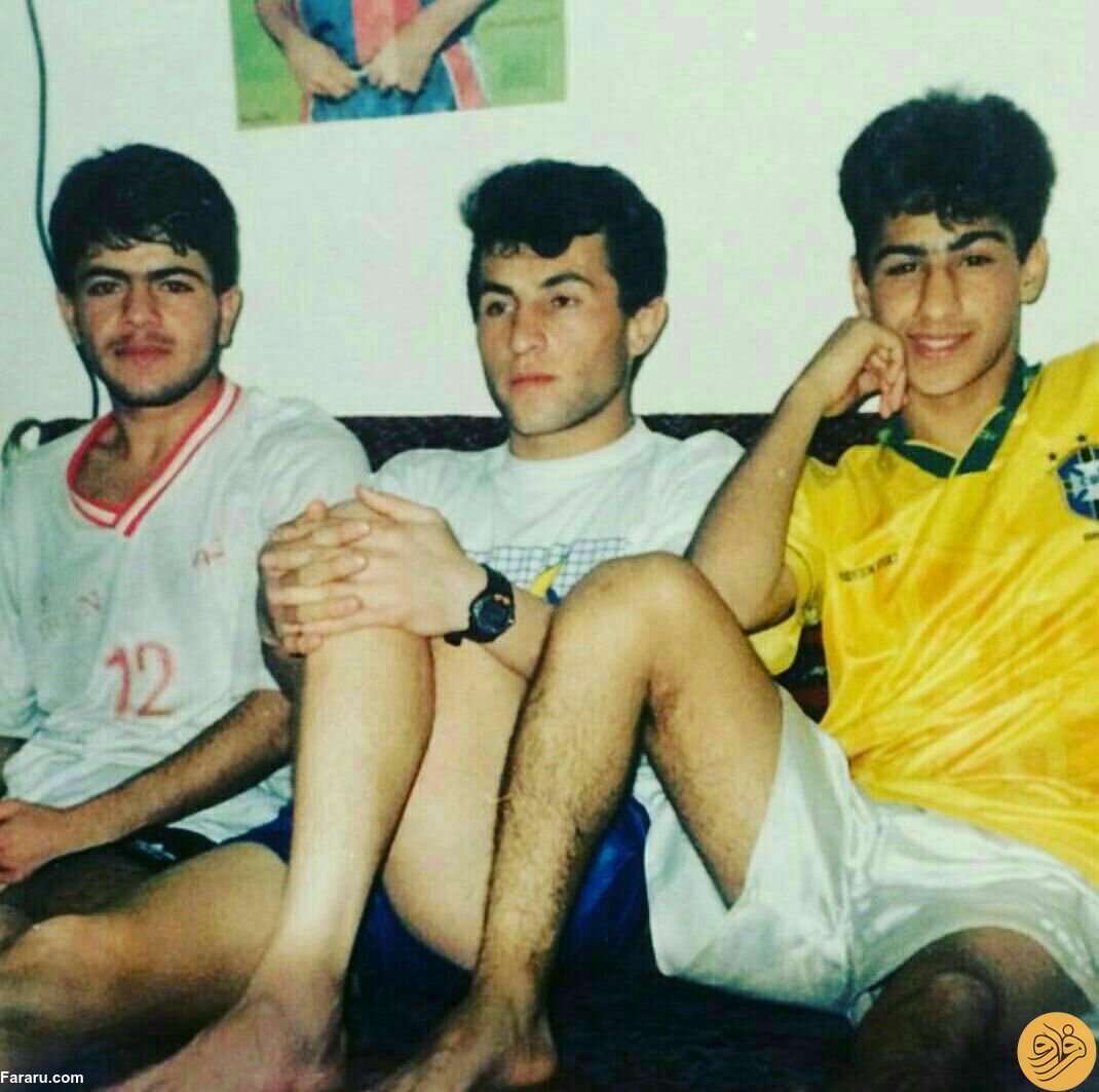 (تصویر) عکسی قدیمی از فرهاد مجیدی با یک لباس خاص