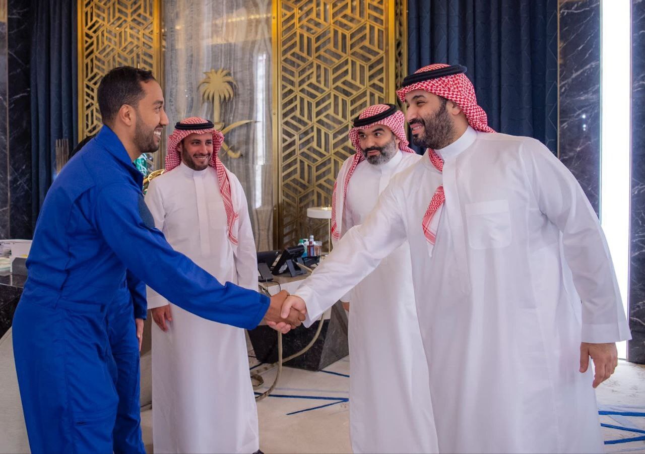 (تصویر) دیدار فضانوردان سعودی با محمد بن سلمان