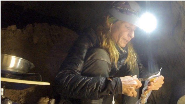 او ۵۰۰ روز را تنها در یک غار برای آزمایش انسانی گذراند، اما کتاب اش را تمام نکرد/ زنی که ۵۰۰ روز را تنها در غار گذراند/ زنی که رکورد جهانی طولانی‌ترین زمان گذراندن در غار را شکست/ تجربه زنی که ۵۰۰ روز را در غار گذراند//ترجمه