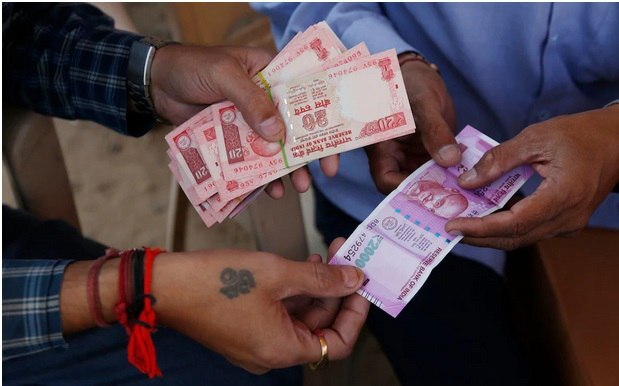 نوشیدن ادرار گاو مضر است پس چرا مردم در هند هر روز آن را مصرف می‌کنند؟ / چرا علیرغم مضربودن هندی‌ها ادرار گاو را می‌نوشند؟