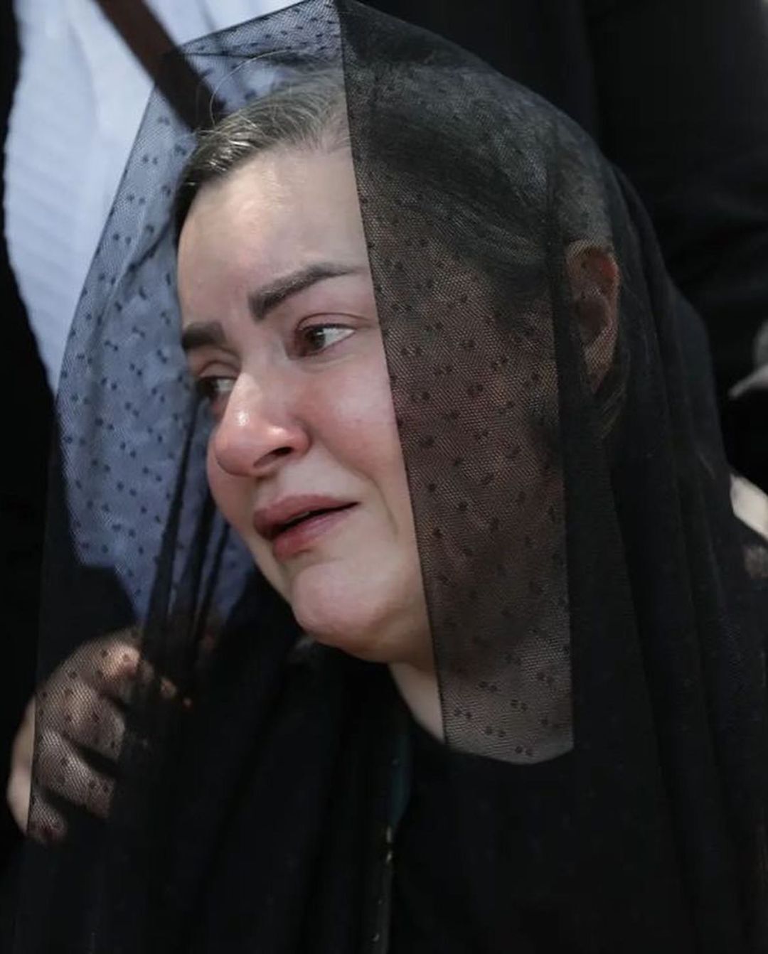 (تصاویر) چهره‌های مشهور در مراسم خاکسپاری بهاره حسینی