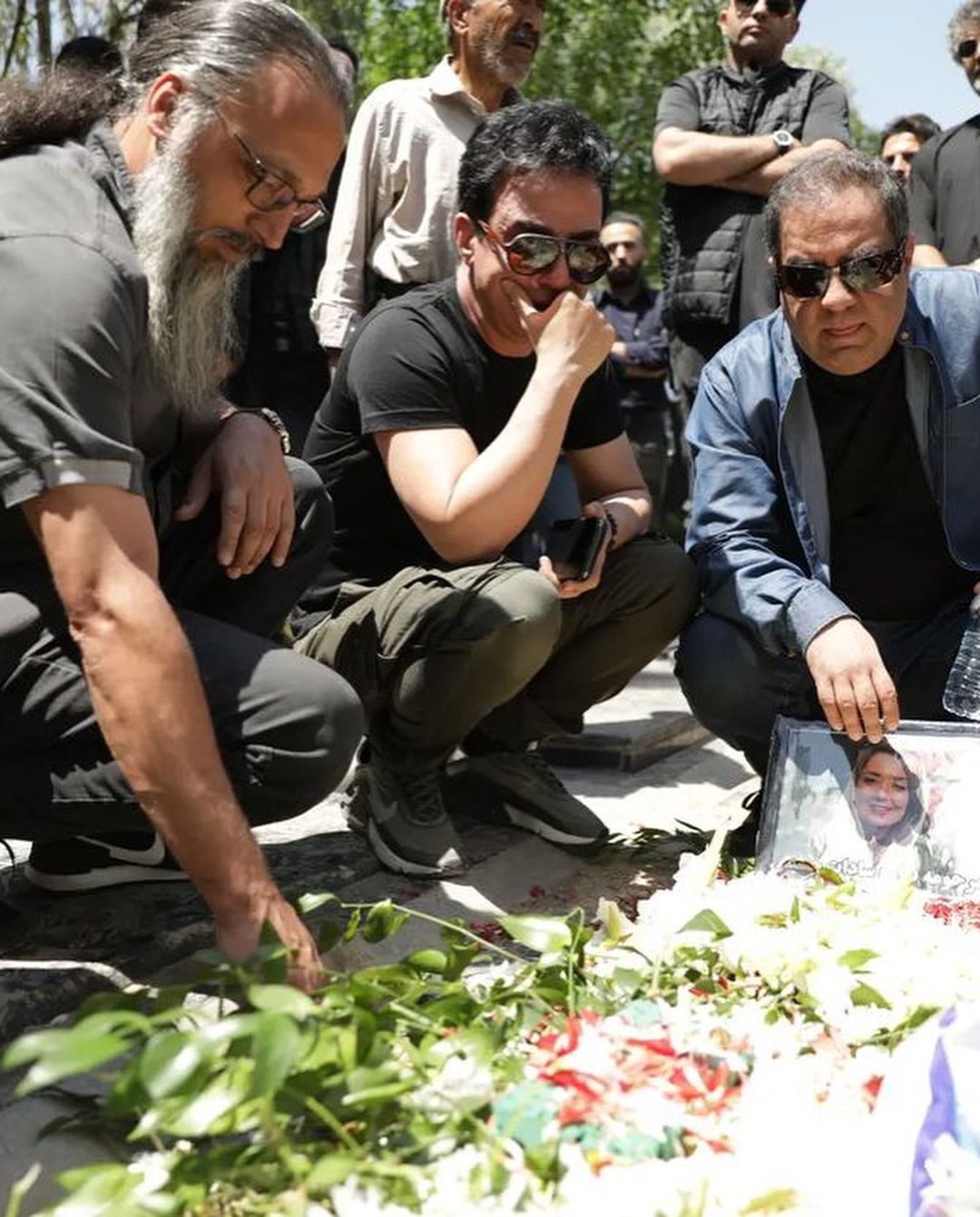 (تصاویر) چهره‌های مشهور در مراسم خاکسپاری بهاره حسینی