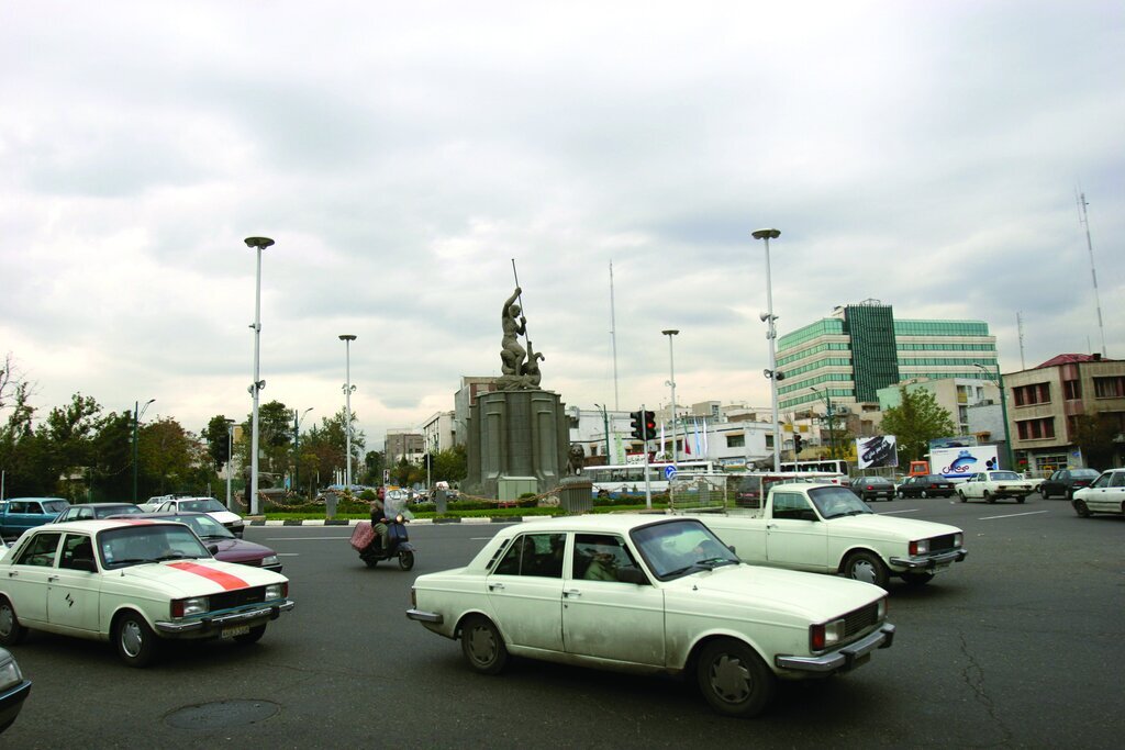 (تصاویر) تنها مجسمه باقیمانده از پهلوی اول در این میدان است!