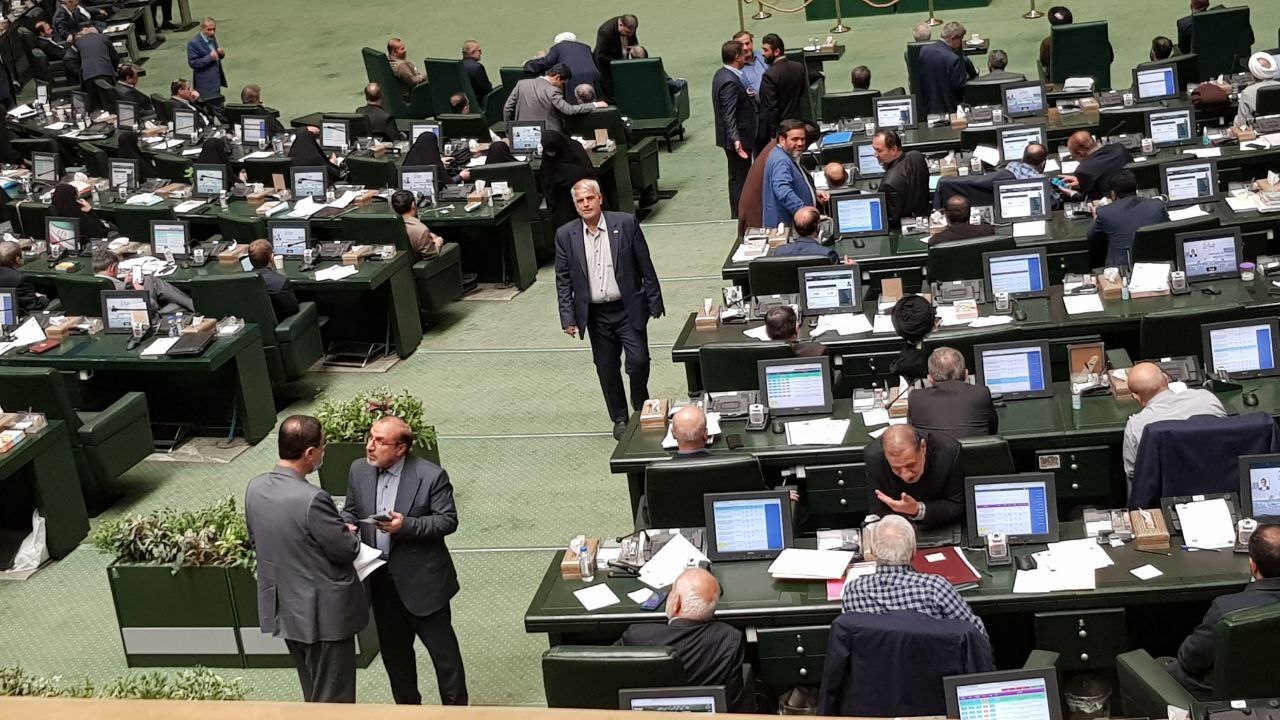 (تصاویر) اقدام عجیب قاضی زاده هاشمی برای بقای وزیر صمت