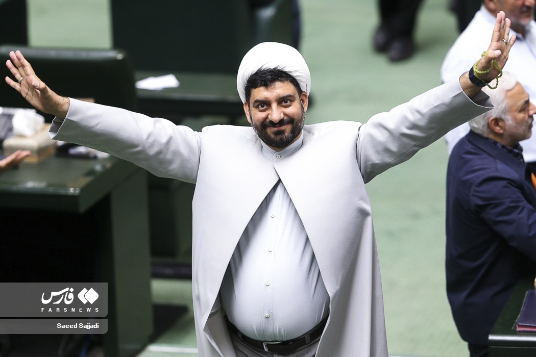 (تصاویر) شادی نماینده مجلس از رای «عدم اعتماد» به وزیر صمت