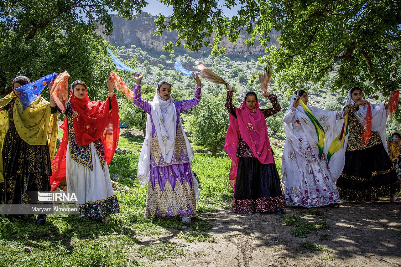 (تصاویر) آیین دست بوسون عروسی بختیاری (تصاویر) آیین دست بوسون عروسی بختیاری