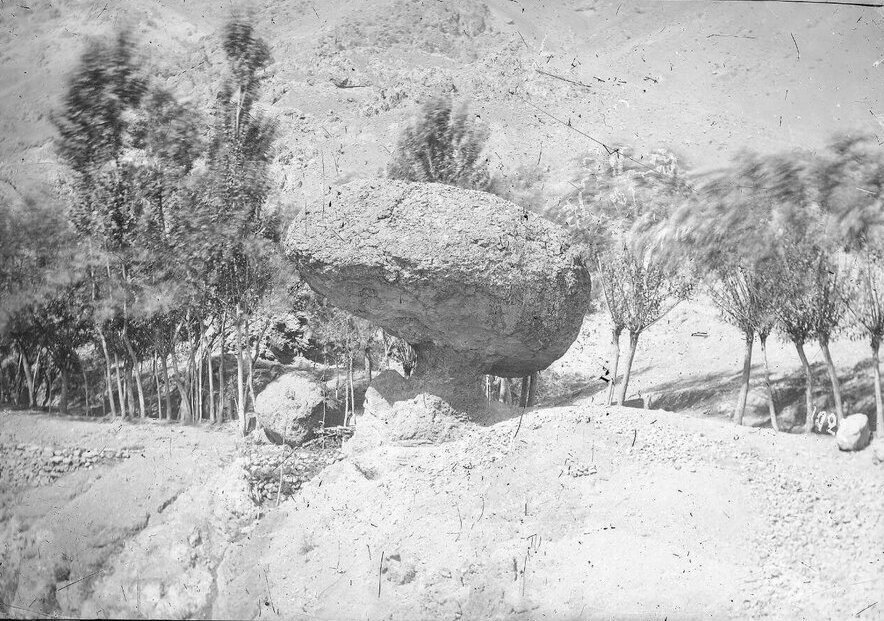 عکس یک سنگ عجیب شمال تهران در مجله خارجی/چرا نامش را پیرزن گذاشتند؟