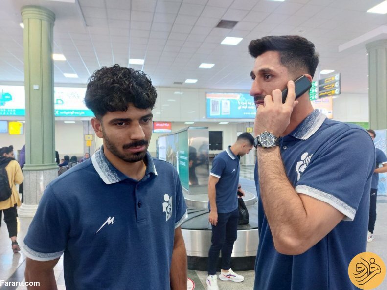 (عکس)تلفن همراه عجیب گلر استقلالی