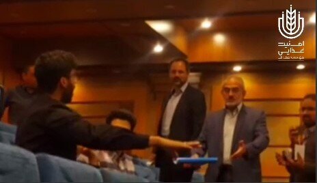 (تصویر) «ترک جلسه» توسط معاون رئیسی پس از خواندن «بیانیه انتقادی»