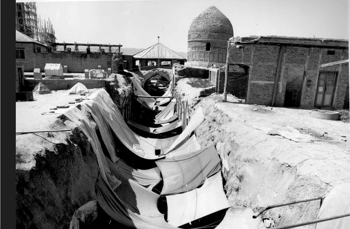 عکسی قدیمی که تاکنون ندیده‌اید؛ «بازار زنجیرها» در دوره قاجاریه در کنار حرم امام رضا (ع)